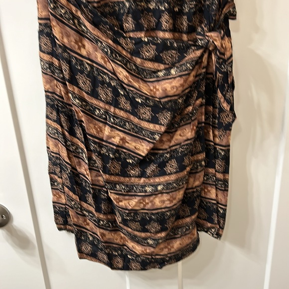 Women’s short sleeve dress. - Picture 2 of 3